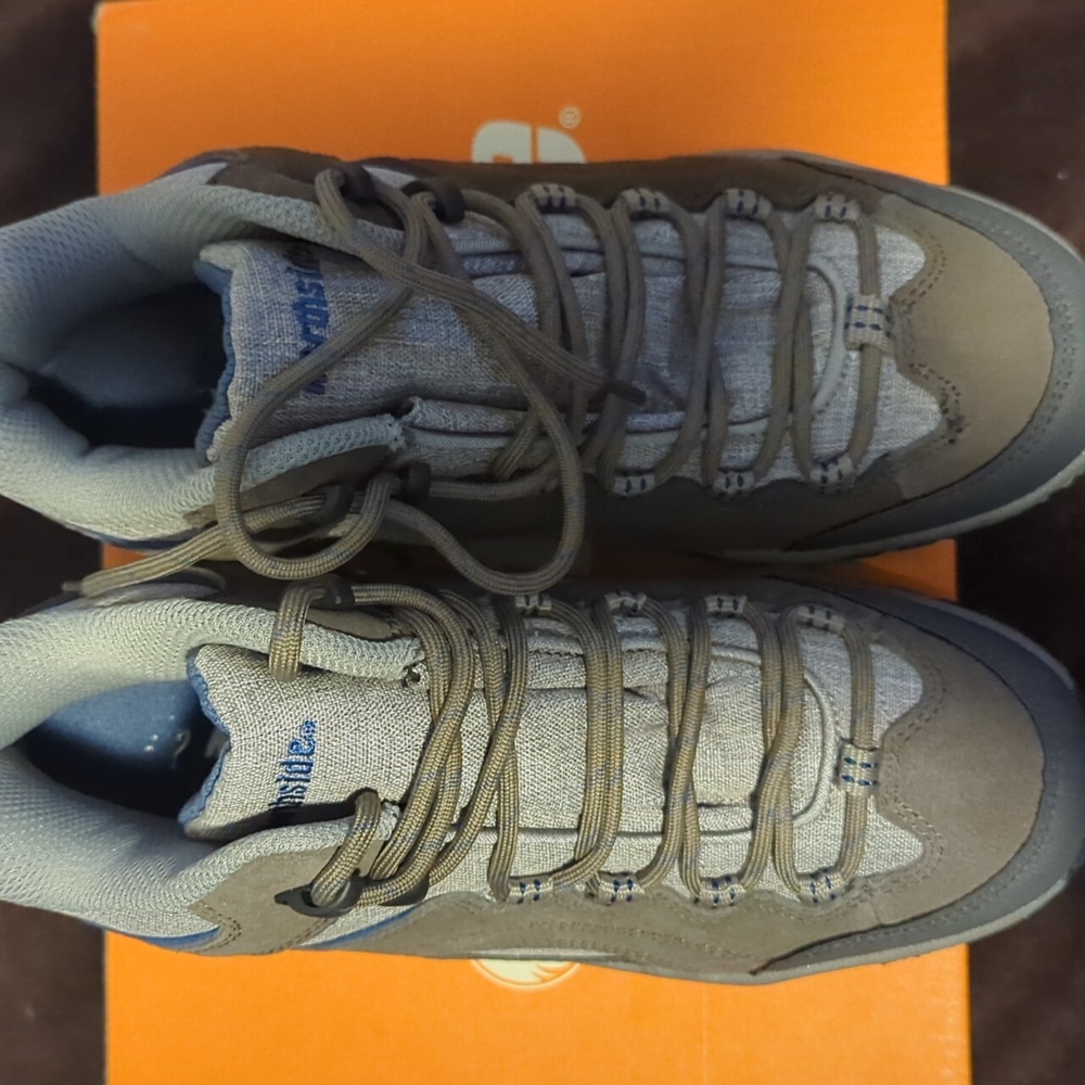 Women hiking shoe
